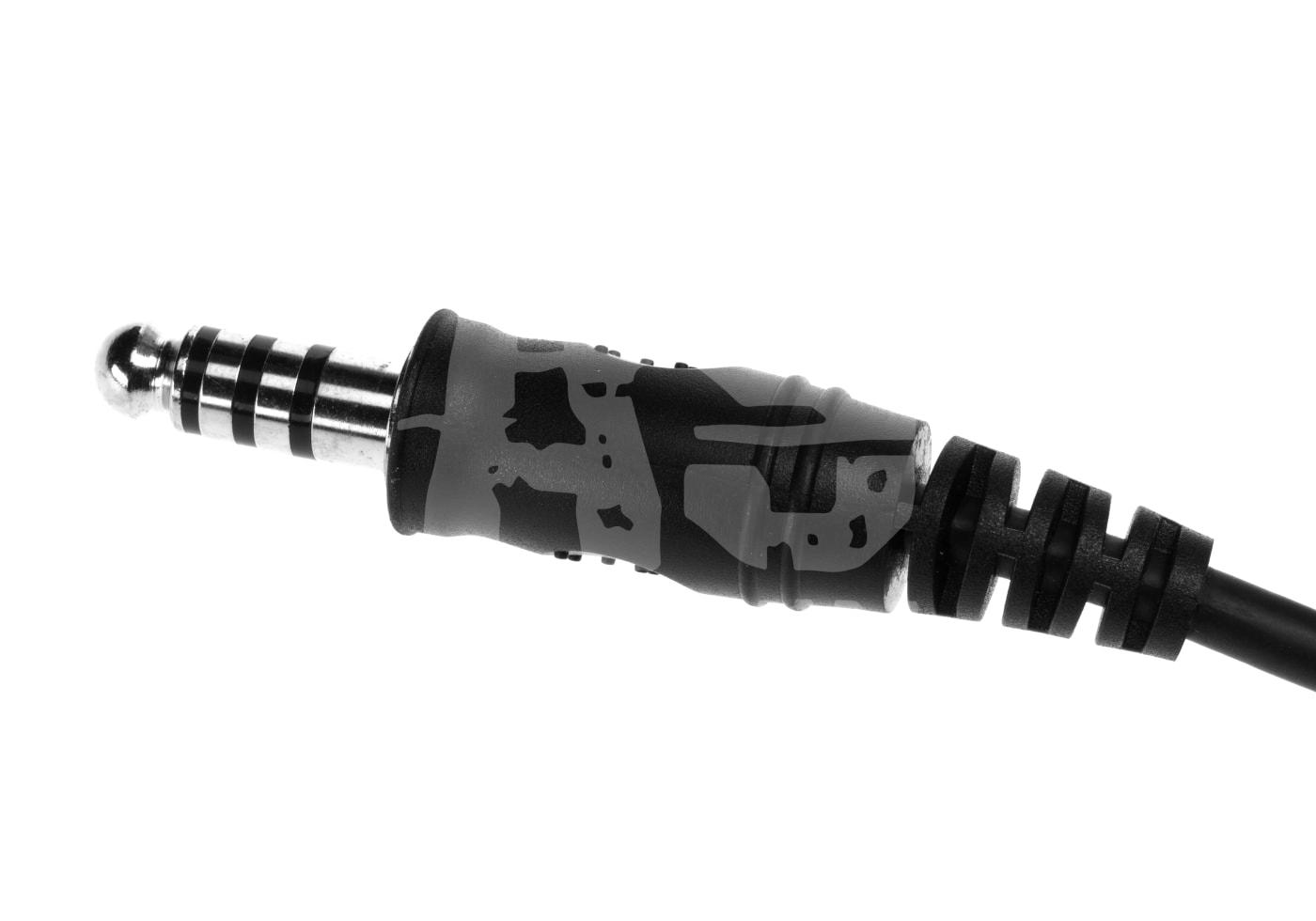 Klinkenstecker mit Tarnmuster, Nahaufnahme, auf weißem Hintergrund.