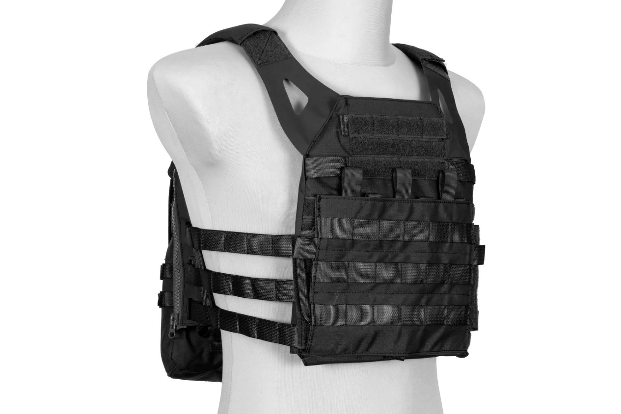 Schwarze Airsoft-Weste auf Schaufensterpuppe, mit Molle-System, seitlichem Reißverschluss und verstellbaren Riemen.