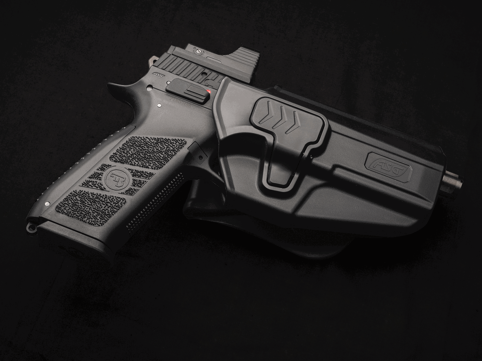 Schwarze Airsoft-Pistole im Holster vor dunklem Hintergrund, dezente Textur am Griff für besseren Halt.