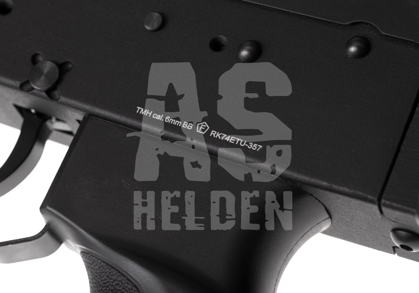 Nahaufnahme eines Airsoft-Gewehrs mit „TMH cal. 6mm BB“ und Modellnummer RK74ETU-357.