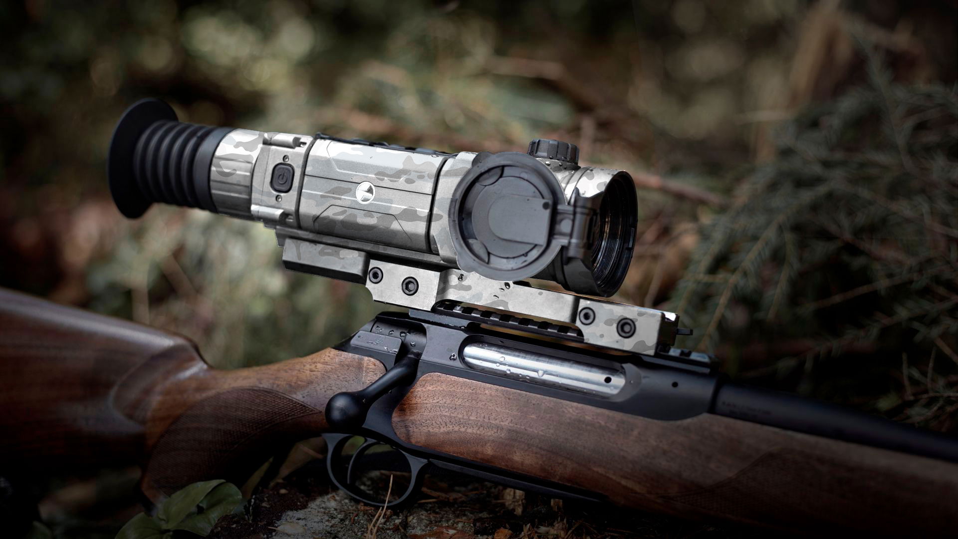 Gewehr mit getarntem Zielfernrohr im Wald, nahe Aufnahme. Ideal für Airsoft oder Outdoor-Aktivitäten.