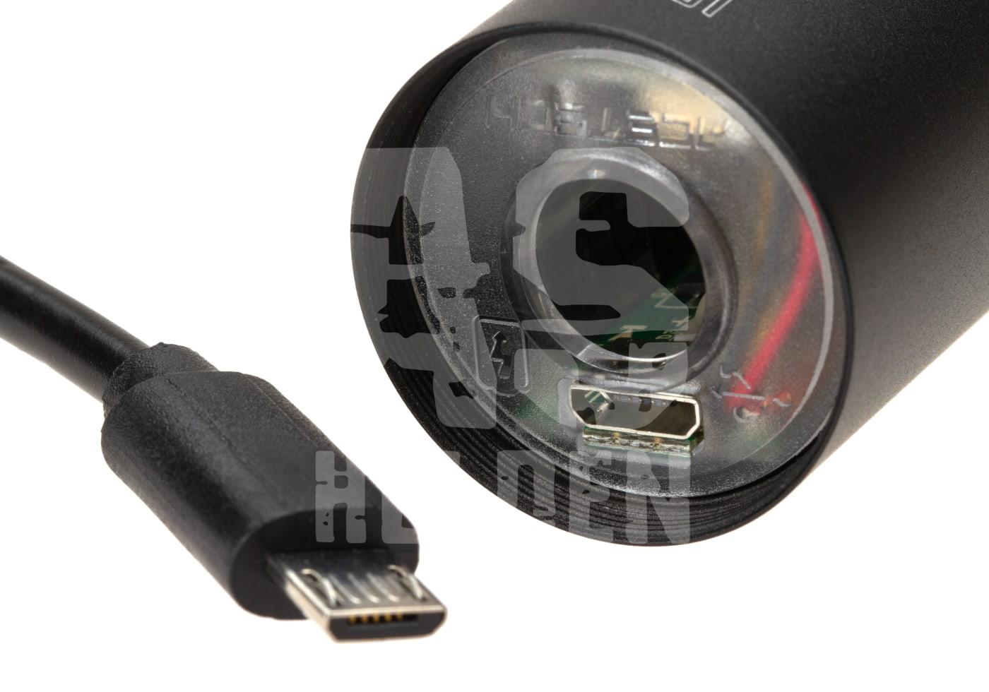 USB-Kabel neben einem Ladeanschluss eines schwarzen Airsoft-Geräts in Nahaufnahme.