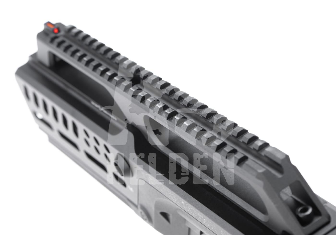 Nahaufnahme einer schwarzen Picatinny-Schiene auf einem Airsoft-Handschutz.