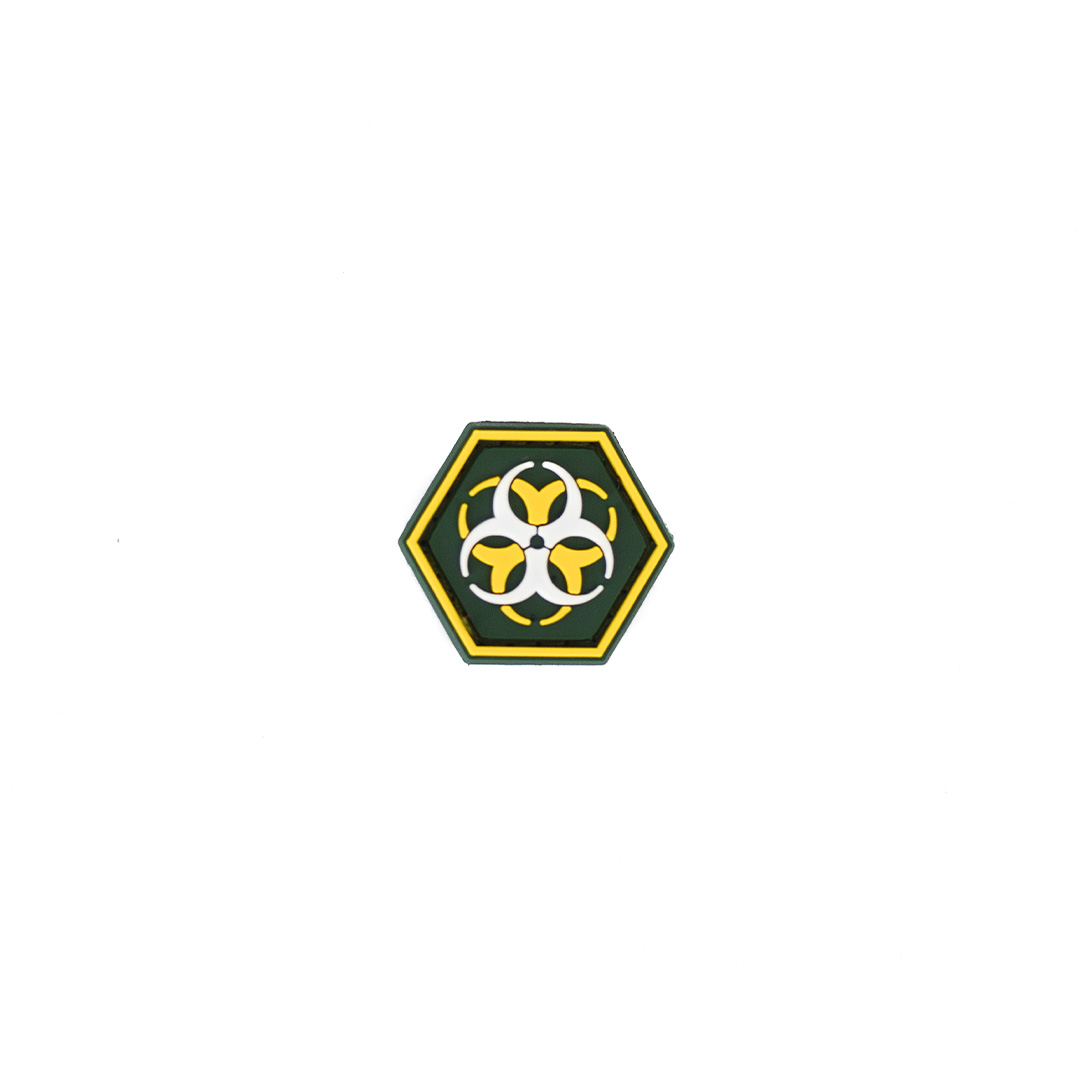 Sechseckiger Airsoft-Patch mit grünem Hintergrund und gelbem Biohazard-Symbol.
