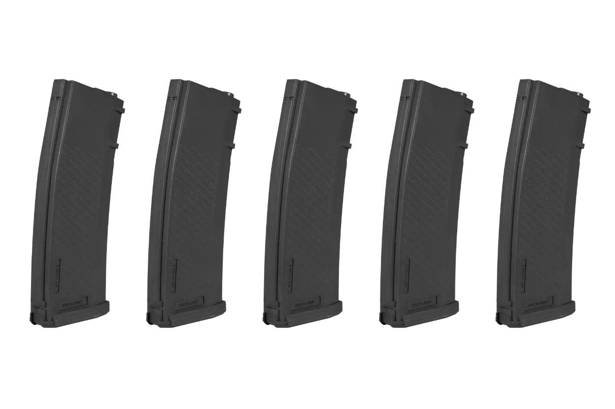 Fünf schwarze Airsoft-Magazine in einer Reihe, leicht zur Seite geneigt.