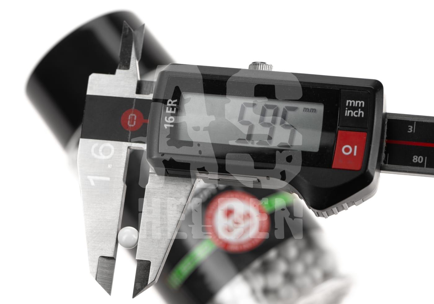 Messschieber misst Airsoft-BB-Durchmesser von 5,95 mm, zeigt Präzision und Qualität der Kugeln.