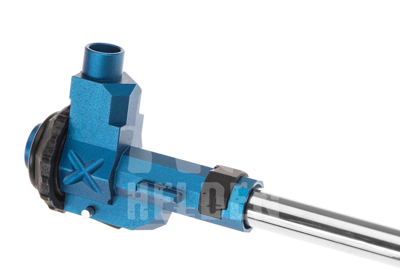 Blauer Airsoft-Hop-Up-Mechanismus mit silbernem Laufansatz, seitliche Detailaufnahme.