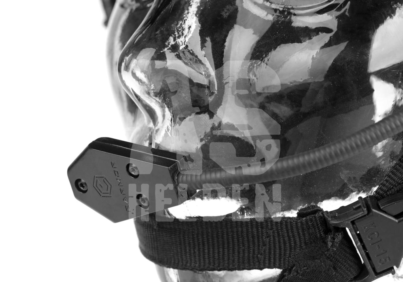 Airsoft Headset-Mikrofon an einem transparenten Kunststoffkopf montiert.
