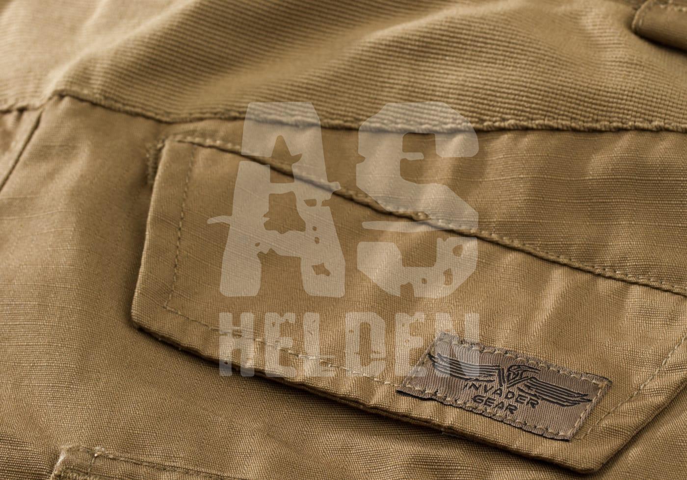 Nahaufnahme einer braunen Invader Gear Tasche mit Logo, Airsofttextur im Hintergrund.