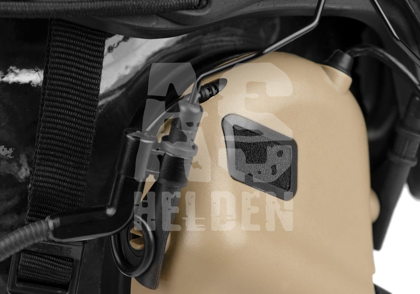 Details eines taktischen Helms mit Kommunikationssystem und Kabeln, Nahaufnahme.