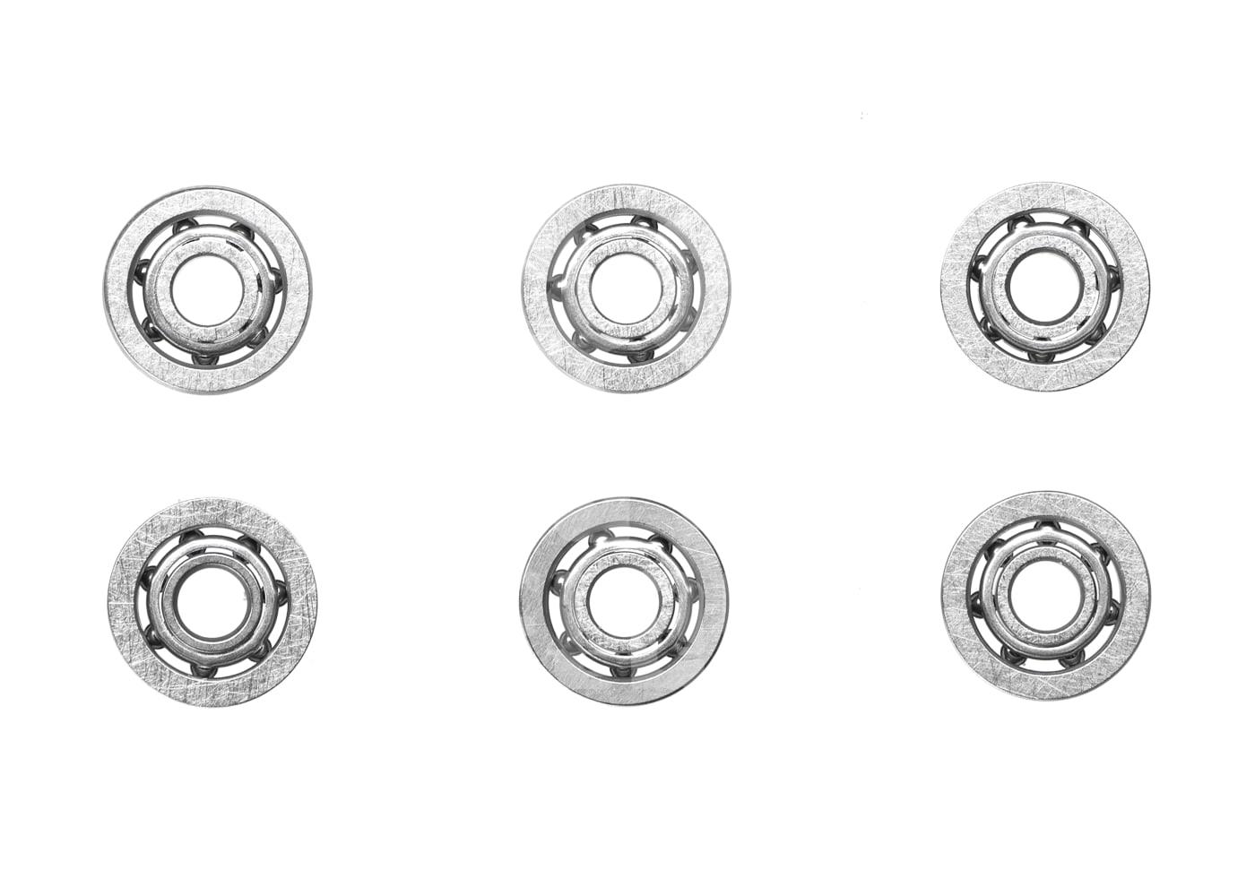 Sechs silberne Kugellager für Airsoft in symmetrischer Anordnung.