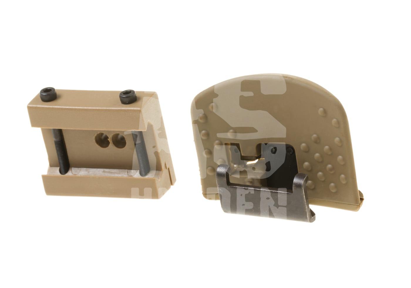 Taktisches Helm-Zubehör in Tan, bestehend aus Befestigungshalter und Montageplatte. Ideal für Airsoft-Helme.