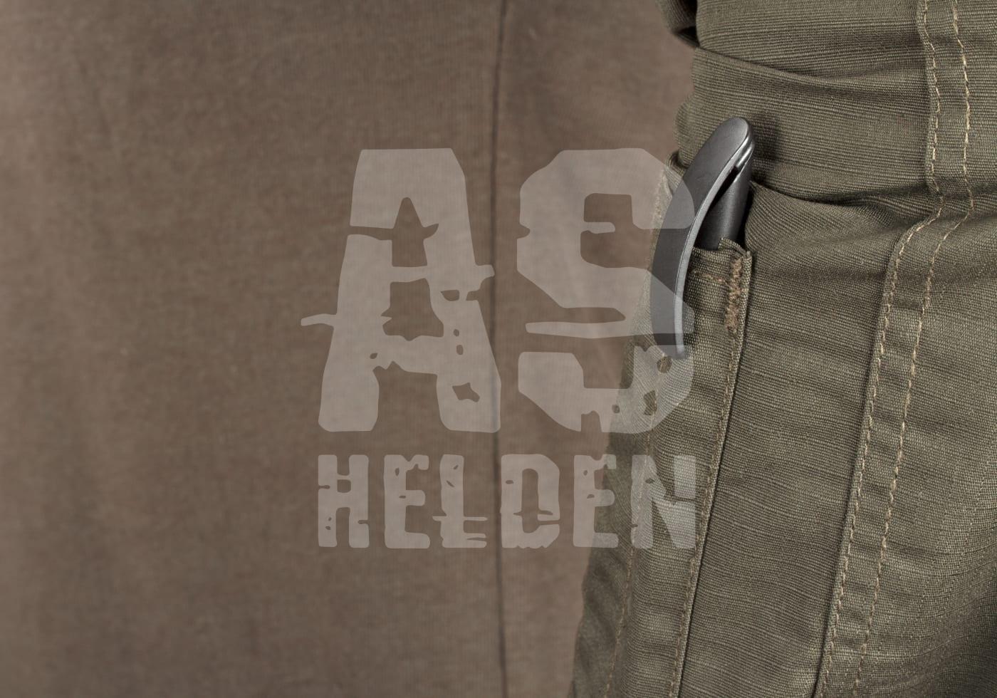 Grüne taktische Hose mit Messerclip in der Tasche, AS Helden Logo im Vordergrund.