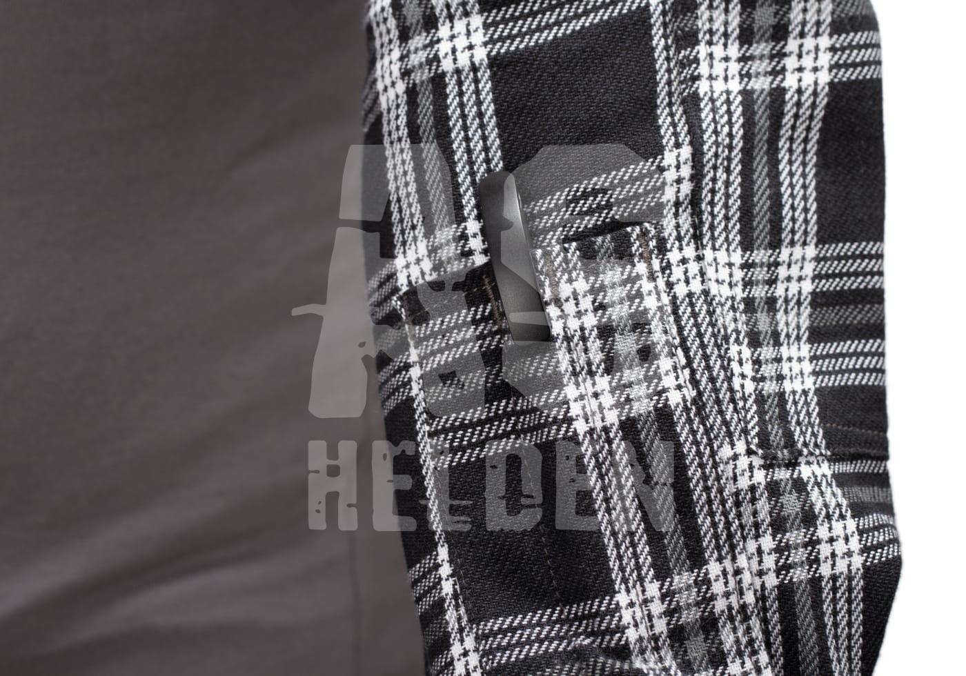 Flannel Combat Shirt Kariertes Gewebe in Schwarz-Weiß mit verdecktem Gegenstand in der Tasche.