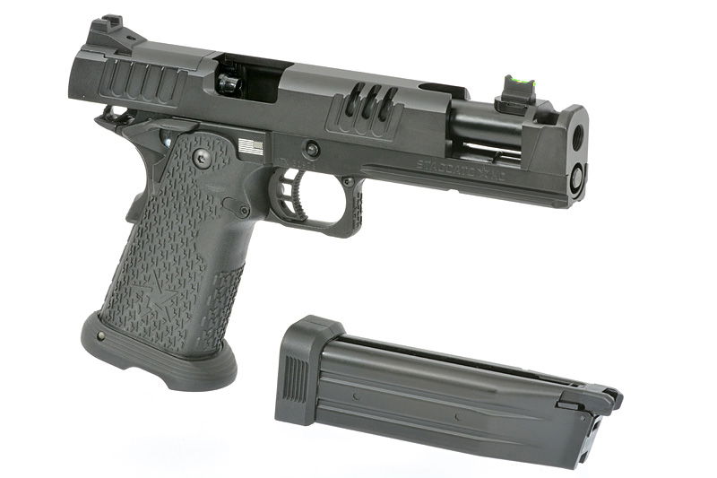 Schwarze Airsoft-Pistole mit abnehmbarem Magazin, modernes Design, strukturierter Griff, Frontansicht.