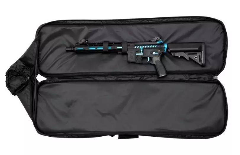 Airsoft-Gewehr in einer schwarzen Gewehrtasche mit blauen Akzenten.