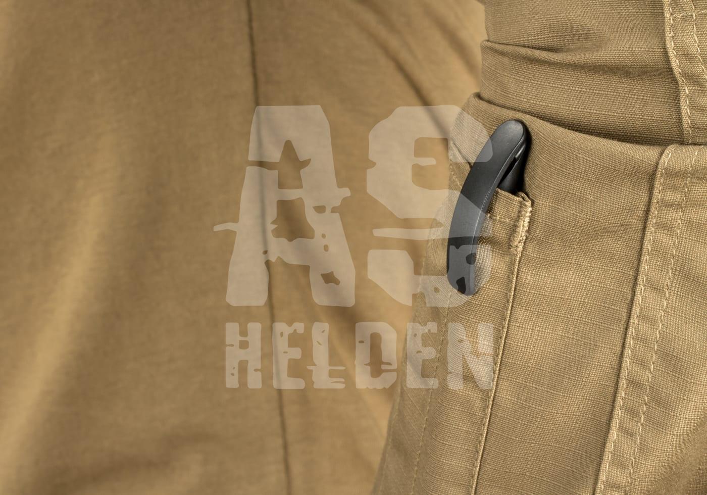 Taktische Hose mit Messerclip in einer kleinen Tasche, beige mit robustem Stoff.