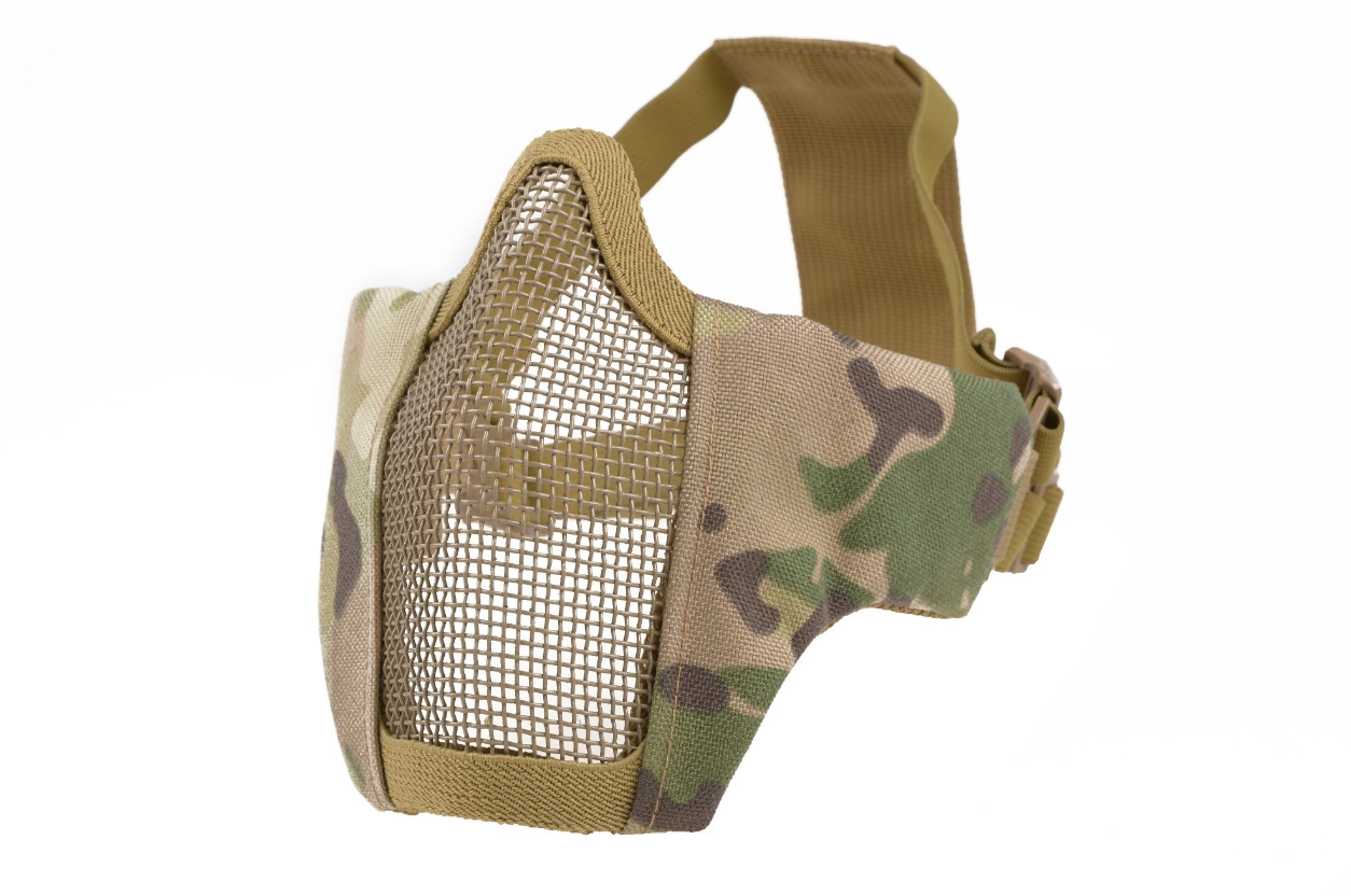 Tarnmaske für Airsoft mit Mesh-Gewebe und elastischem Band in Multicam-Optik.