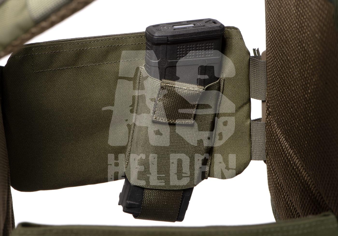Reaper QRB Plate Carrier Olivgrüne Magazintasche mit eingesetztem schwarzem Magazin für Airsoft.