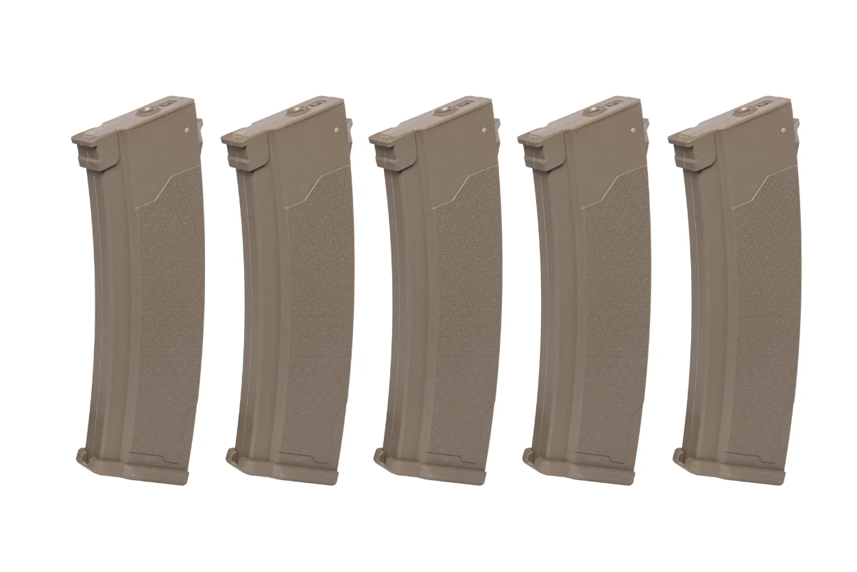 Fünf braune Airsoft-Magazine in einer Reihe.