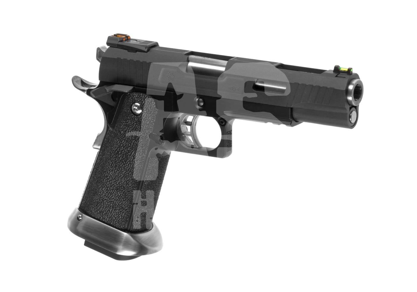 Schwarze Airsoft-Pistole mit strukturiertem Griff und silbernem Magazinschacht auf weißem Hintergrund.