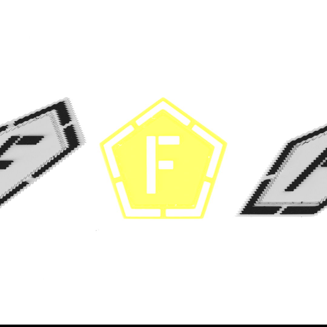 Gelbes, fünfeckiges Airsoft-Patch mit schwarzem "F" in der Mitte.