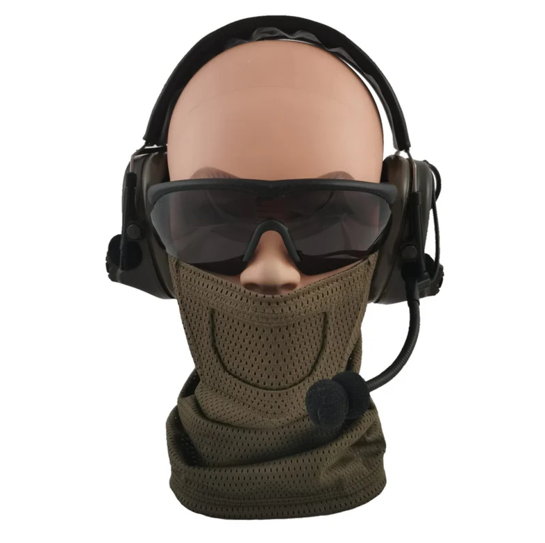 Airsoft-Maske mit Schutzbrille, Kopfhörer und Mikrofon auf Mannequin-Kopf. Ideal für Taktikspiele.