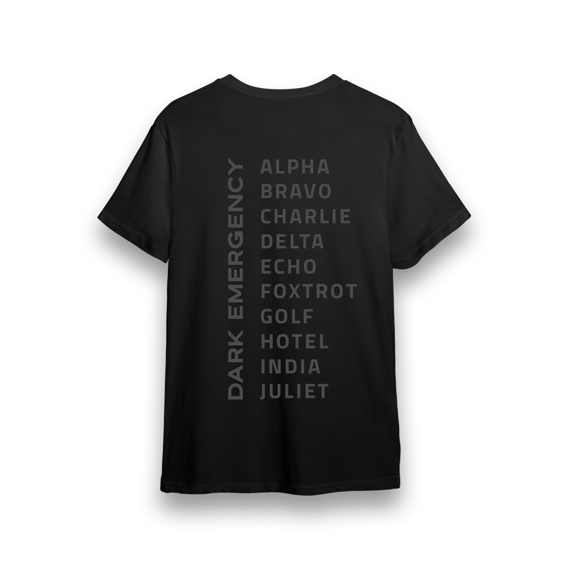 Schwarzes T-Shirt mit Wortliste: "Dark Emergency, Alpha, Bravo, Charlie, Delta..." in grauer Schrift auf der Rückseite.