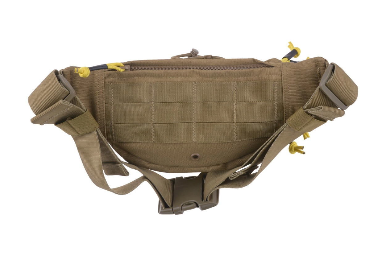 Taktische, braune Gürteltasche mit MOLLE-System und gelben Kordeln für Airsoft-Ausrüstung.