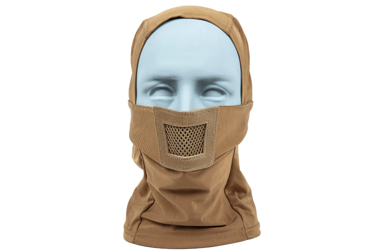 Braune Airsoft-Sturmhaube mit integriertem Mesh-Mundschutz auf blauem Kopfmodell.