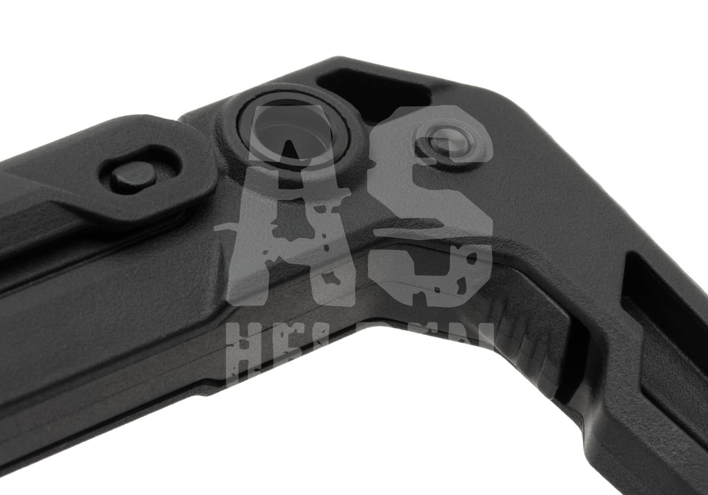 Schwarze Airsoft-Schulterstütze mit Montageschrauben, Nahaufnahme.