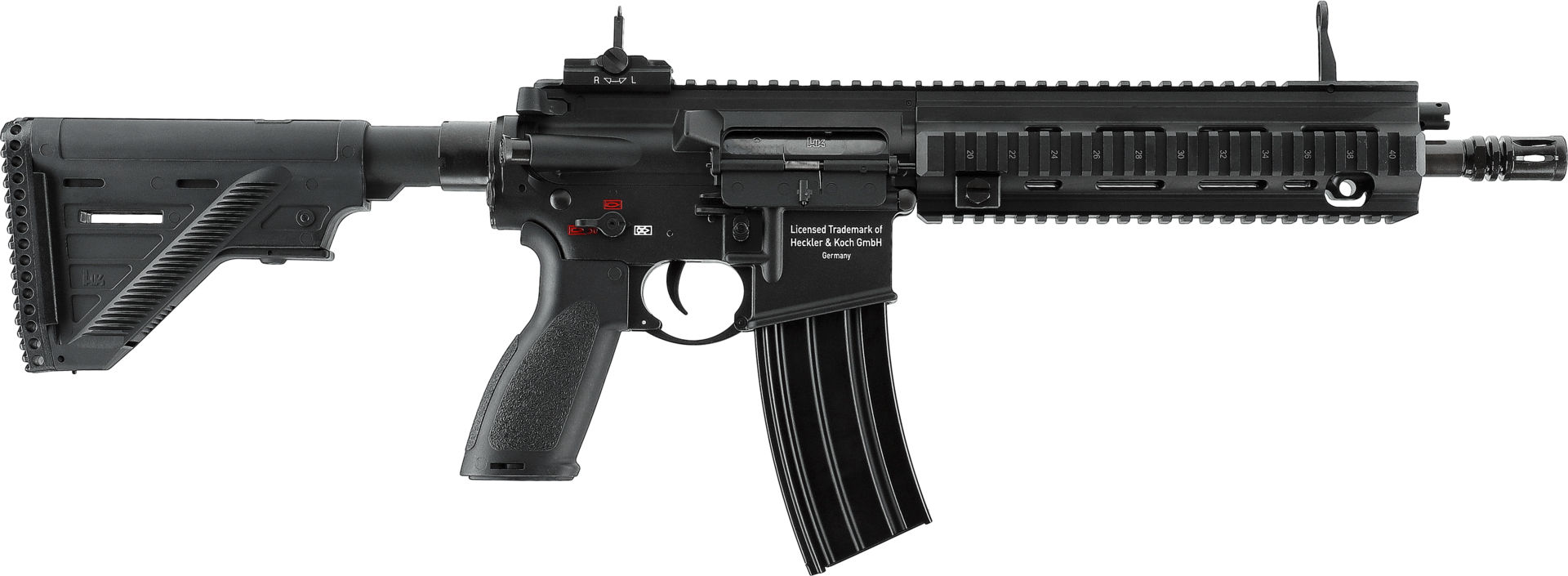 Schwarzes Airsoft-Gewehr von Heckler & Koch mit Schaft, taktischer Schiene und Magazin, seitliche Ansicht.