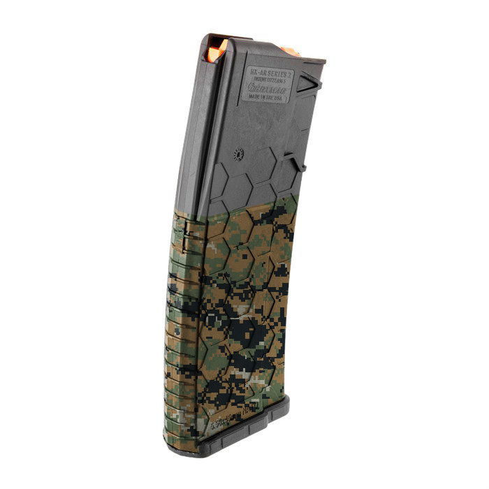 Airsoft-Magazin im Digital-Camouflage-Design, sechseckige Oberfläche, schwarz-grün.
