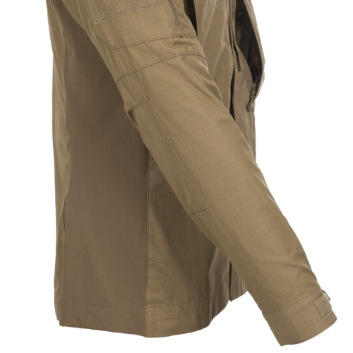 Taktisches Hemd in Khaki mit abgewinkeltem Ärmel, ideal für Airsoft-Einsätze.