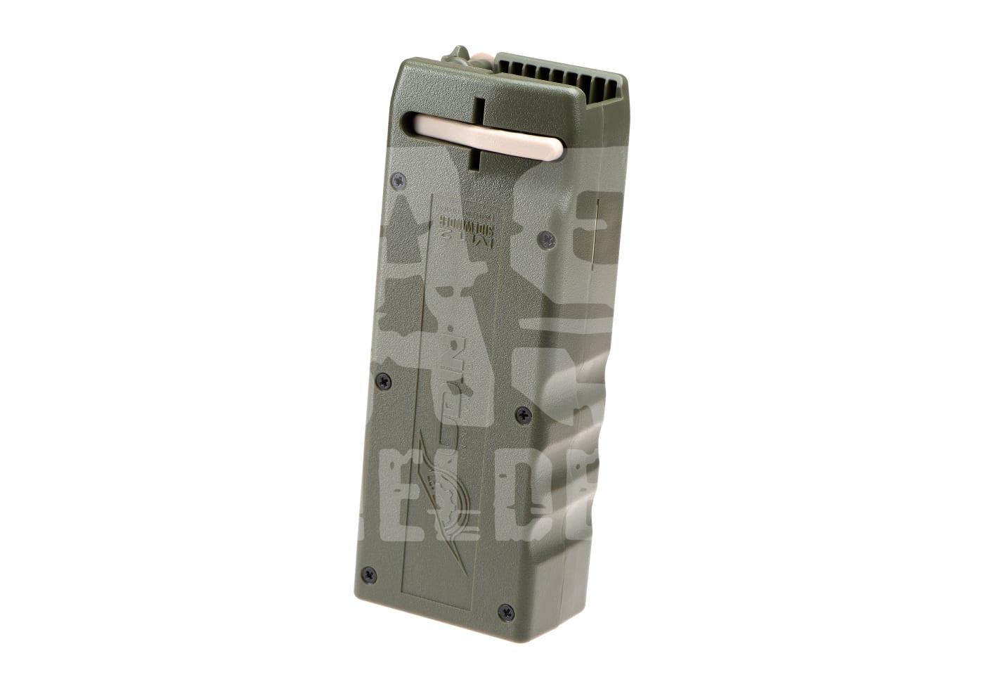 Tarnfarbenes Airsoft-Magazin mit strukturierter Oberfläche, vorne mit Schrauben fixiert.