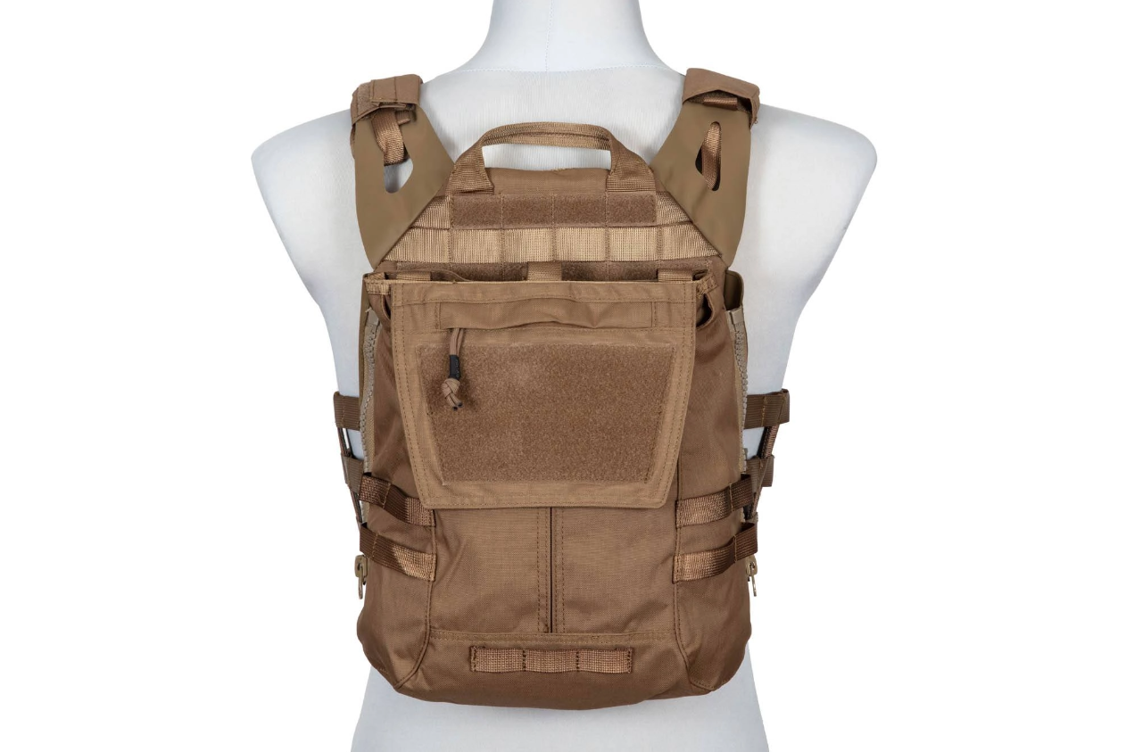 Braune taktische Weste auf weißem Mannequin, mit Vorderfach und Gurtbändern für Airsoft-Zubehör.