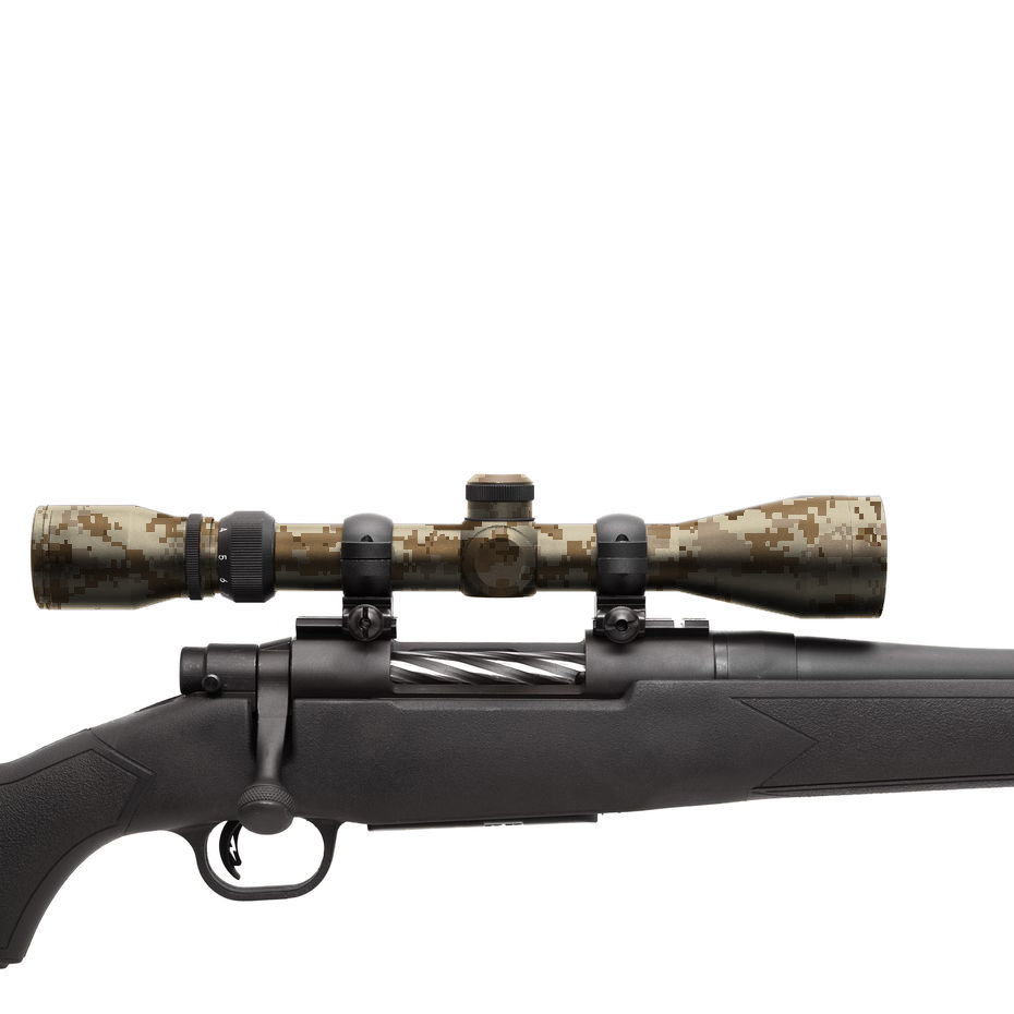 Airsoft-Scharfschützengewehr mit digital getarntem Zielfernrohr auf weißem Hintergrund.