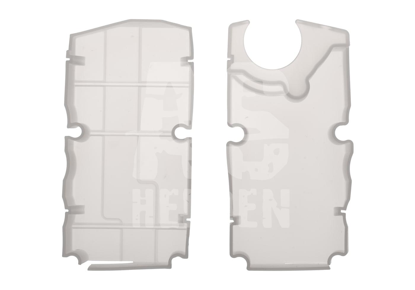 Zwei transparente Schutzplatten, passend für Airsoft-Ausrüstung, mit Aussparungen und abgerundeten Kanten.