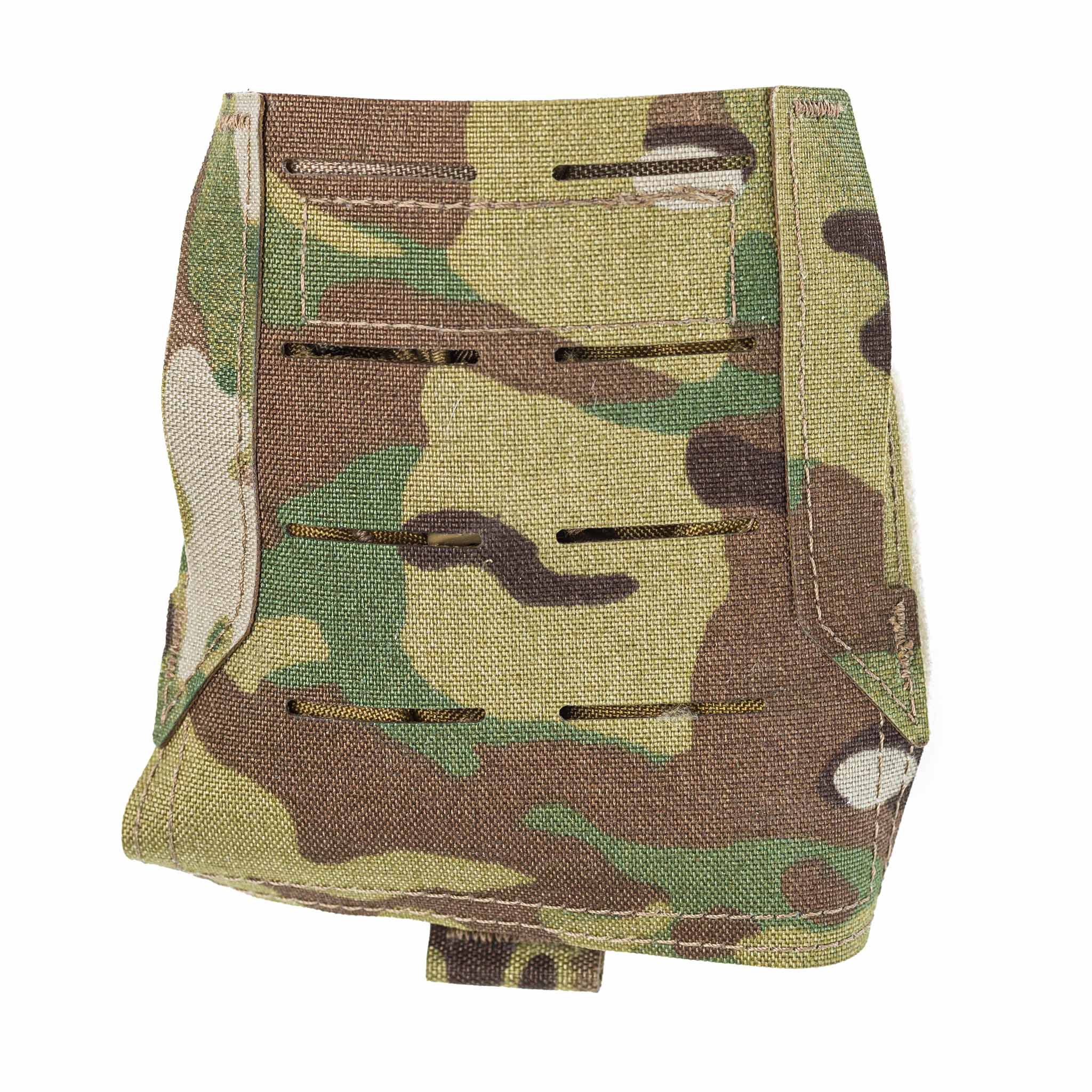 Tarnfarbener Airsoft-Magazintasche mit Schlaufen und Klettverschluss.