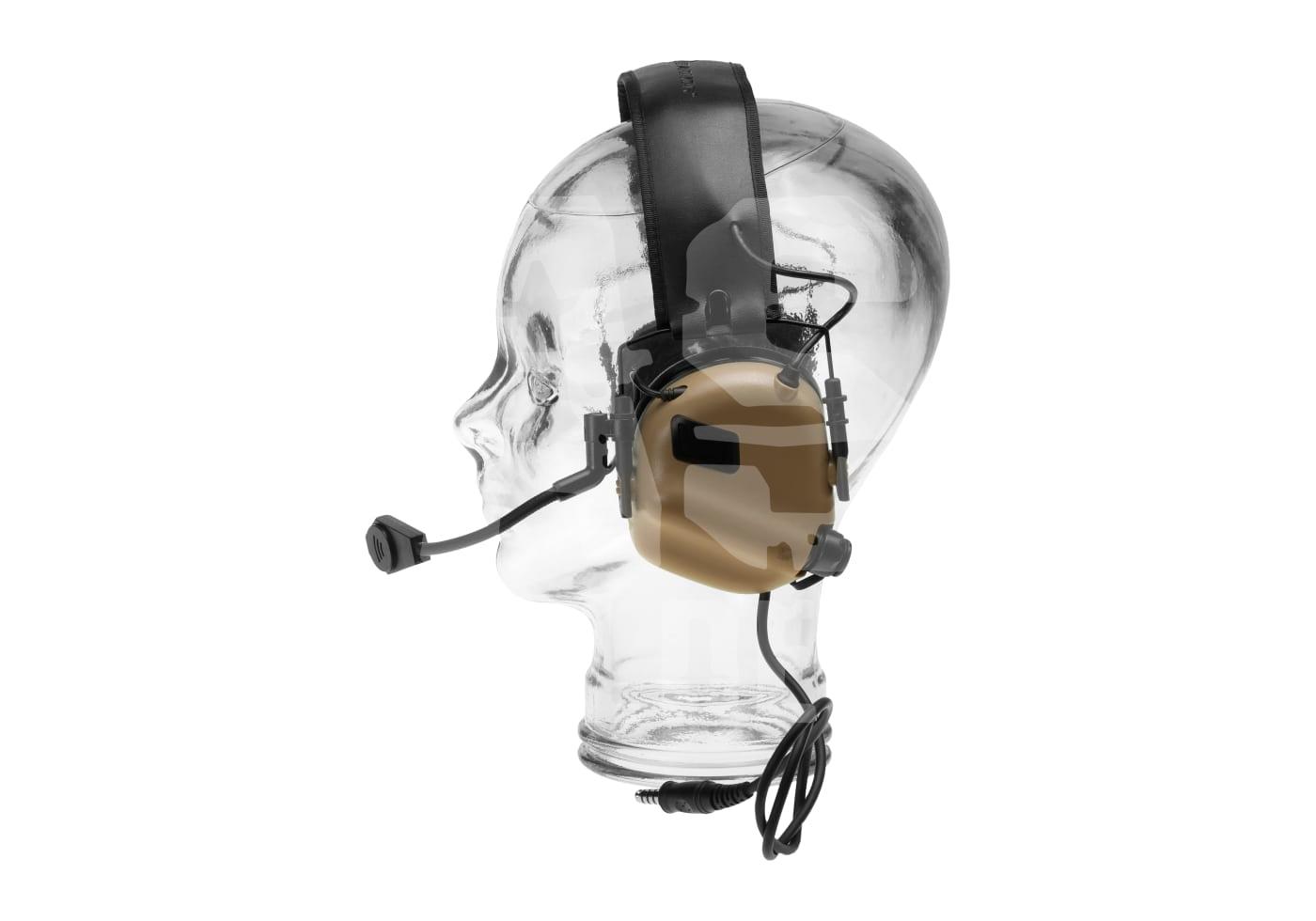 Taktisches Headset mit Mikrofon, Tarnmuster, auf einem transparenten Kopfmodell montiert. Ideal für Airsoft-Einsätze.