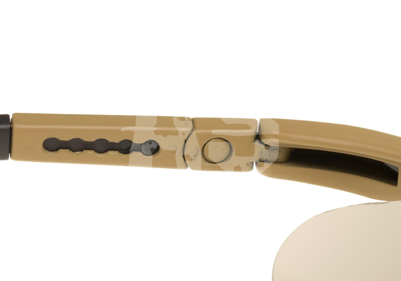 Detailaufnahme eines verstellbaren, sandfarbenen Brillenbügels mit Camo-Muster für Airsoft.