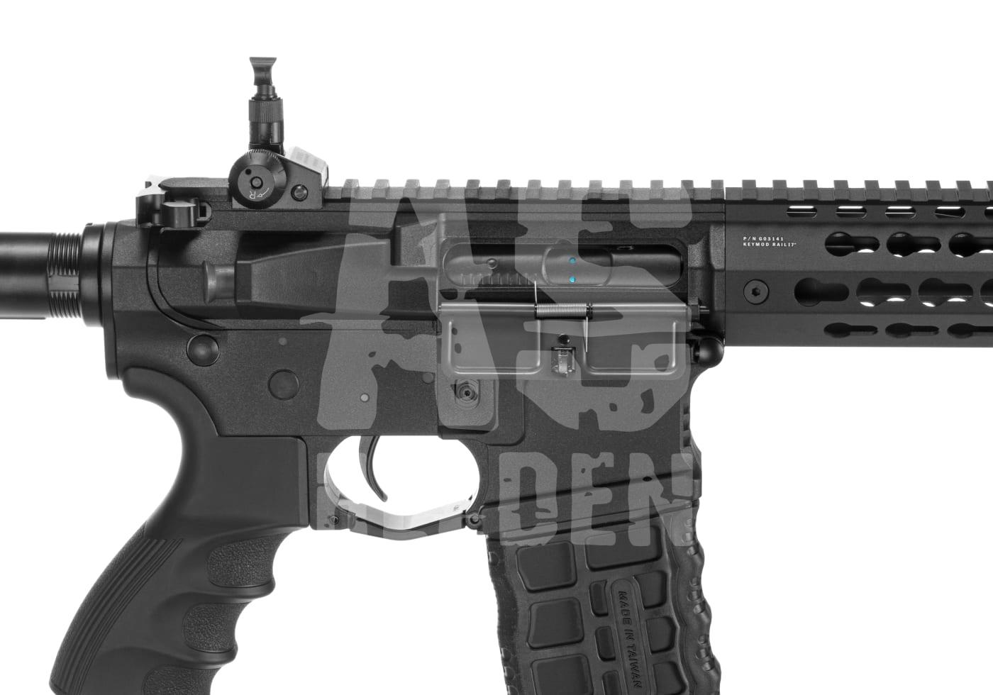 G&G CM16 E.T.U. SRS 0.5J - ab 16 Jahren Airsoft-Gewehr in Schwarz, Nahaufnahme des Abzugsbereichs und Magazins, mit taktischer Handauflage.