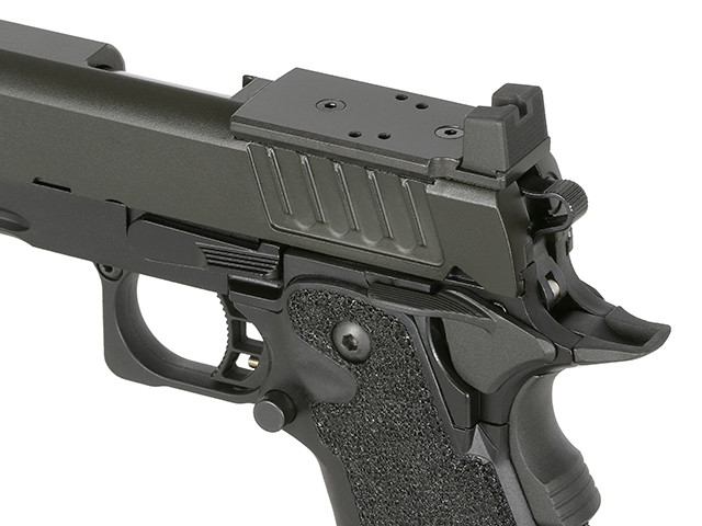 Nahaufnahme einer Airsoft-Pistole mit montiertem oberen Schlitten und strukturierter Griffoberfläche.