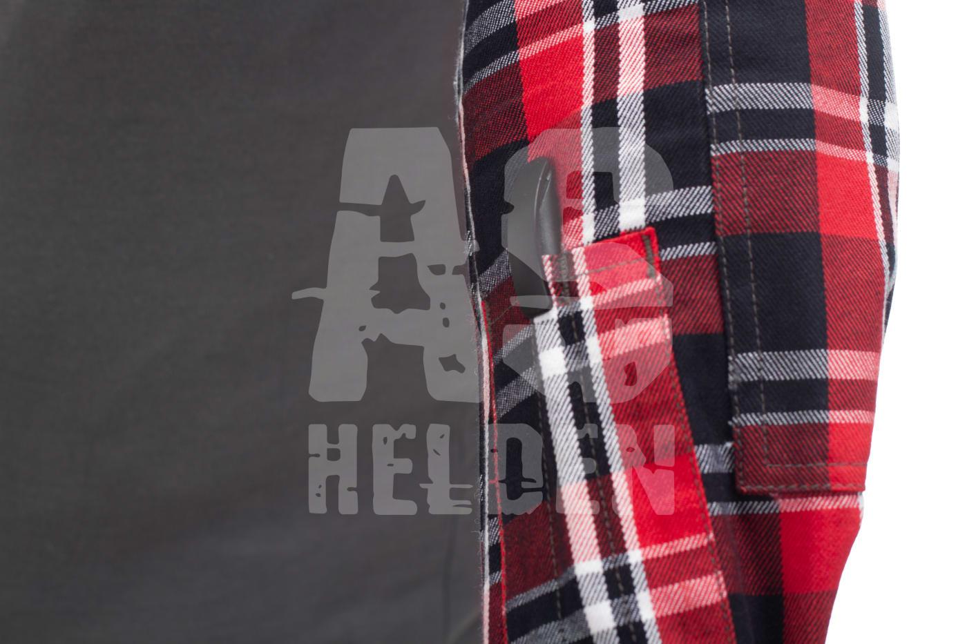 Flannel Combat Shirt Nahaufnahme eines rot-schwarz karierten Ärmels mit grauem Hintergrund, Airsoft Helden Logo im Bild.