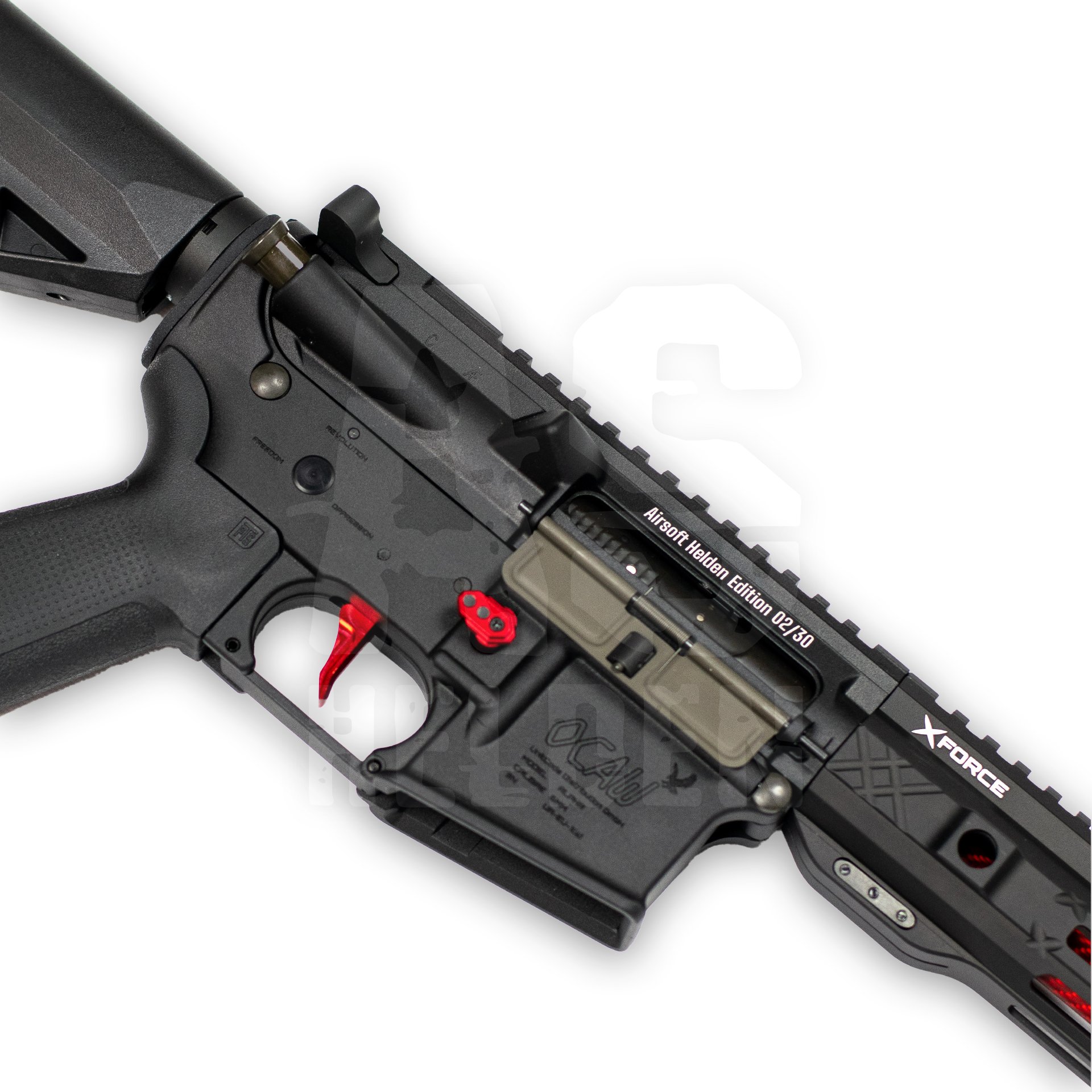 EMAG 11" Carbine S-HPA | AIRSOFT HELDEN EDITION - ab 18 Jahren Nahaufnahme eines Airsoft-Gewehrs mit rotem Abzug und grauer Verkleidung, "Airsoft Helden Edition" Gravur sichtbar.