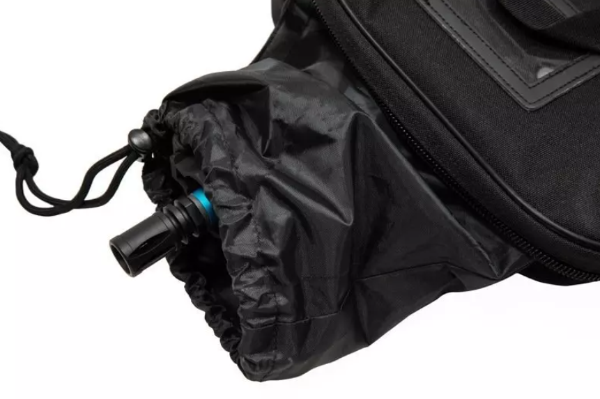 Schwarzer Trinkrucksack mit Schlauch und Beutel, ideal für Airsoft-Aktivitäten.