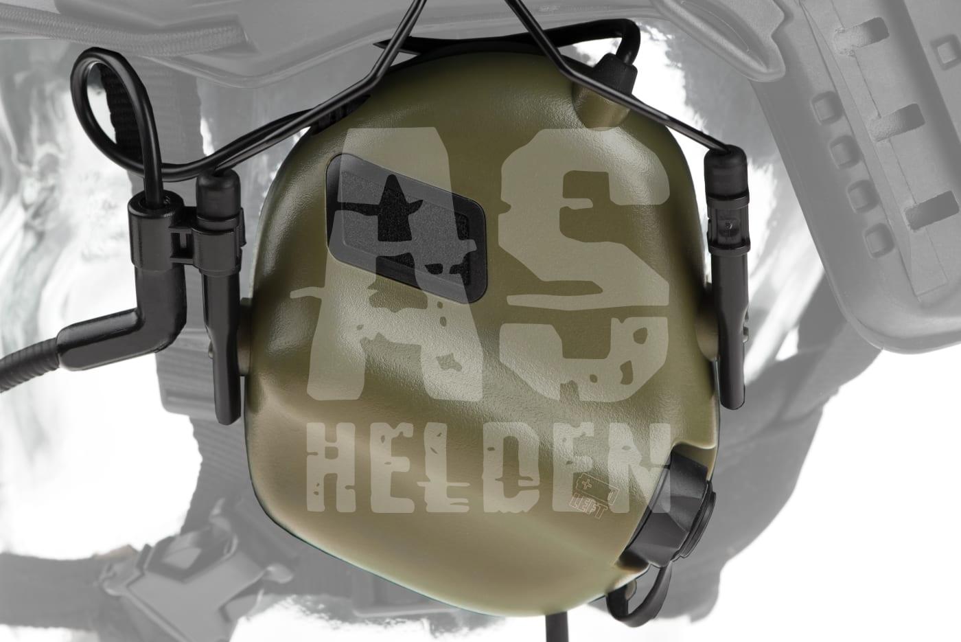 Olivgrüner Gehörschutz mit Mikrofon, Nahaufnahme, Airsoft-Kontext.