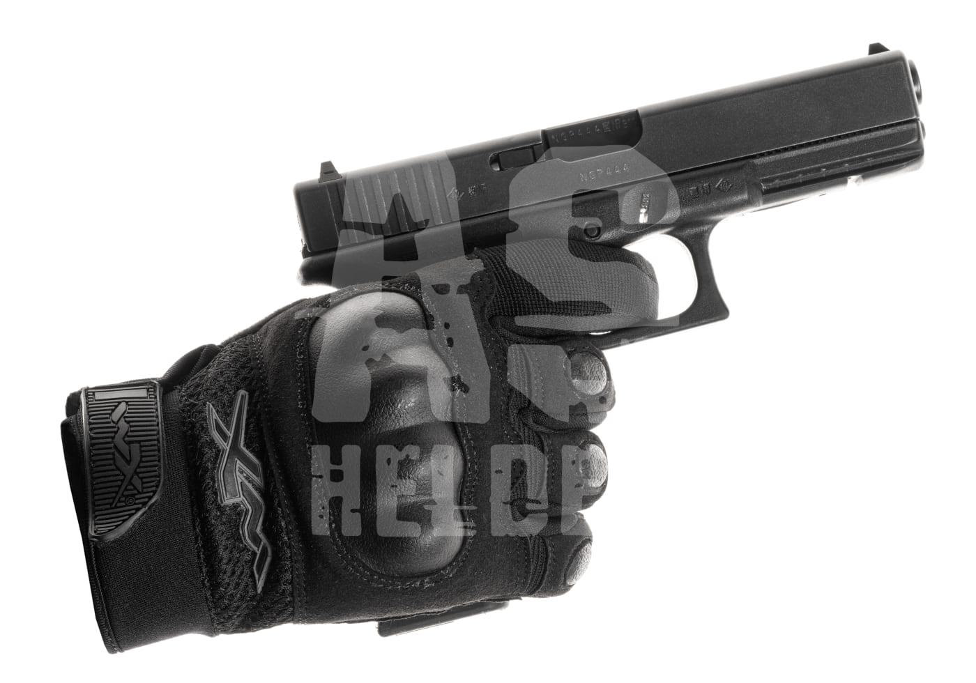 Durtac Gloves Hand in taktischem Handschuh hält schwarze Airsoft-Pistole.