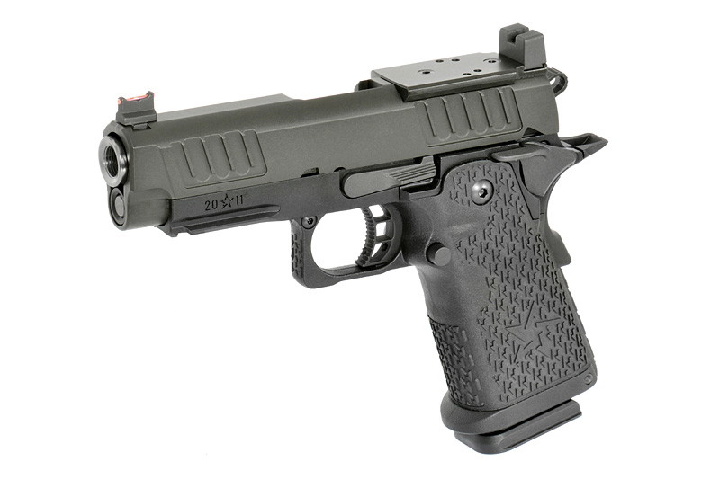 Schwarze Airsoft-Pistole mit strukturiertem Griff und rotem Kornvisier, seitliche Ansicht.