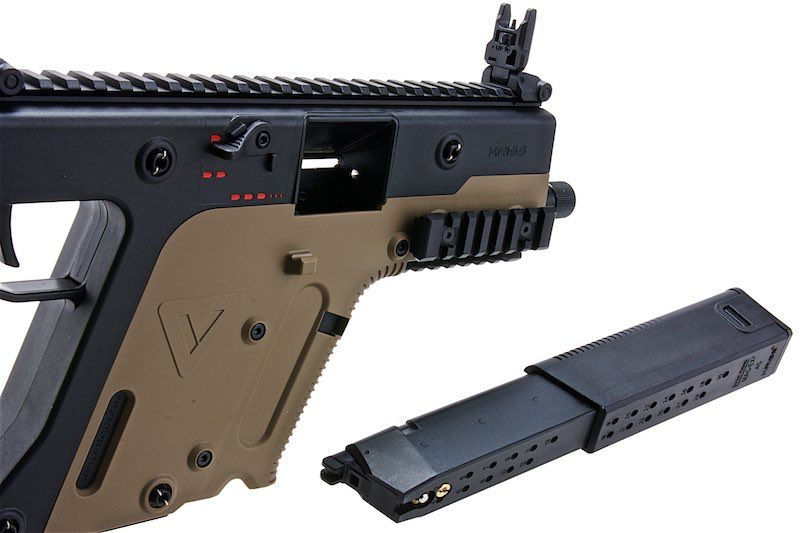 Airsoft-Gewehr Kriss Vector AEG, schwarz/tan, mit herausgenommenem Magazin, seitliche Ansicht.